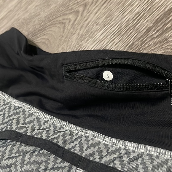 Womens Lululemon Run Times Grey Chevron Zigzag Print Shorts Size 6 - Picture 5 of 6